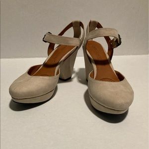 Gentle Souls by Kenneth Cole Cream Heel